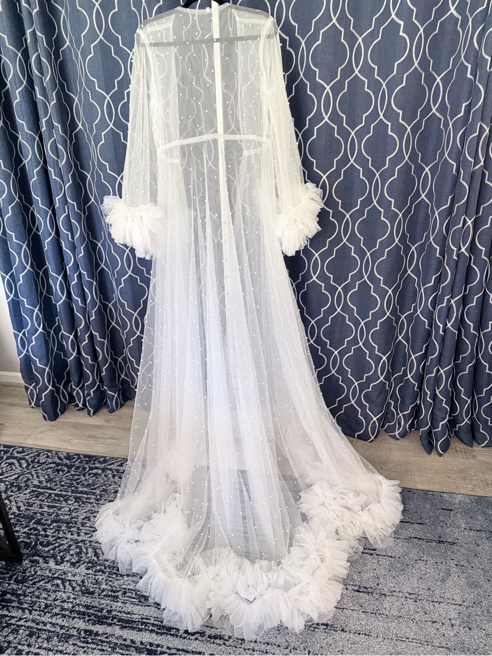 Elegant White Sheer Tulle and Pearl Dressing Gown with Ruffle Trim Sz S E1 - Picture 2 of 4